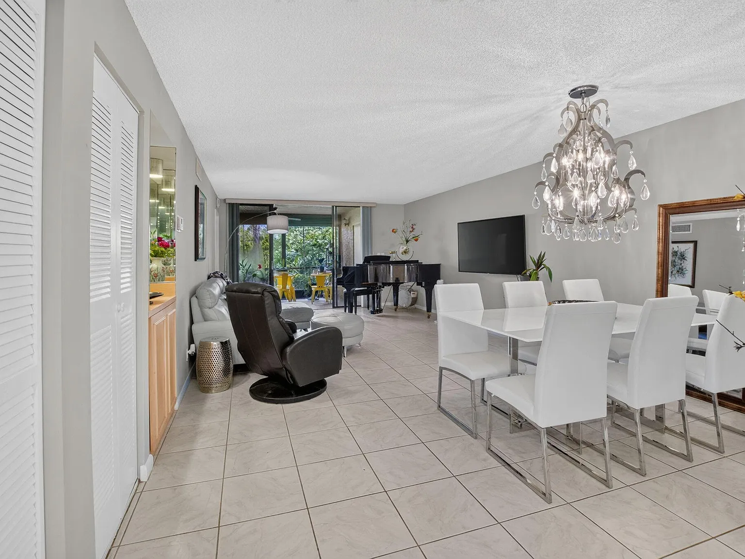 2 bed, 2.0 bath, 1260 sqft, $9,000 — Photo 4