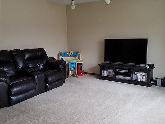 4th image of 389 Chapel Cir