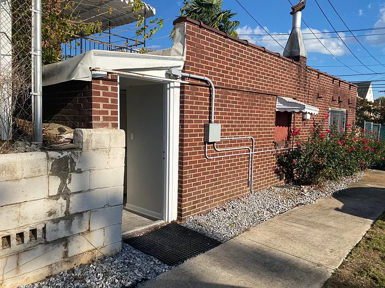 132 College St — Photo 17
