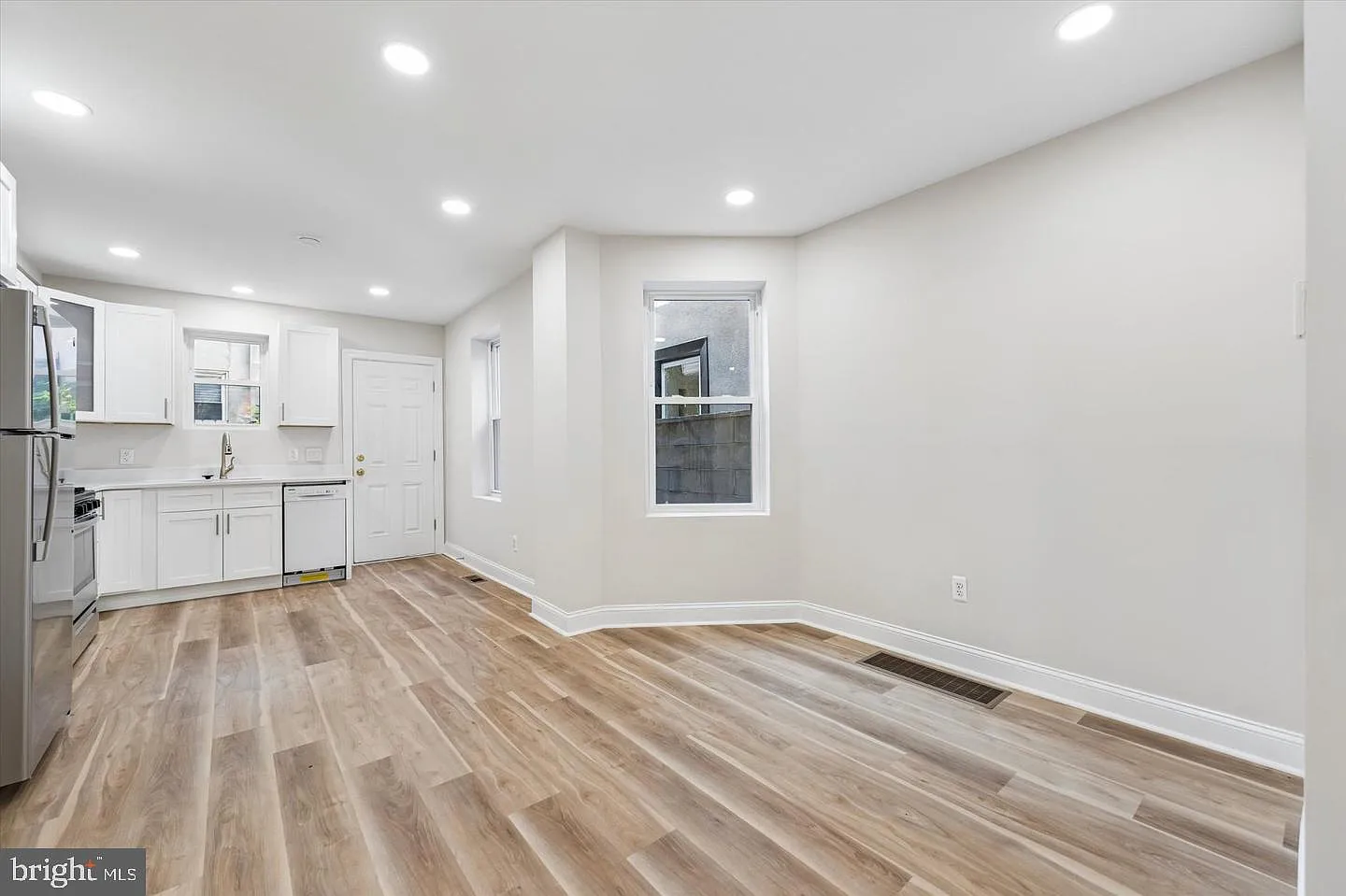 3 bed, 2.0 bath, 1220 sqft, $2,350 — Photo 4