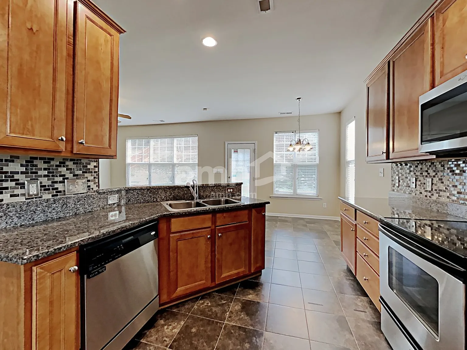 3 bed, 2.5 bath, 2544 sqft, $2,490 — Photo 3