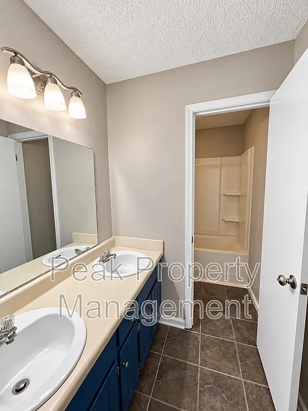 2 bed, 1.0 bath, 900 sqft, $1,300 — Photo 2