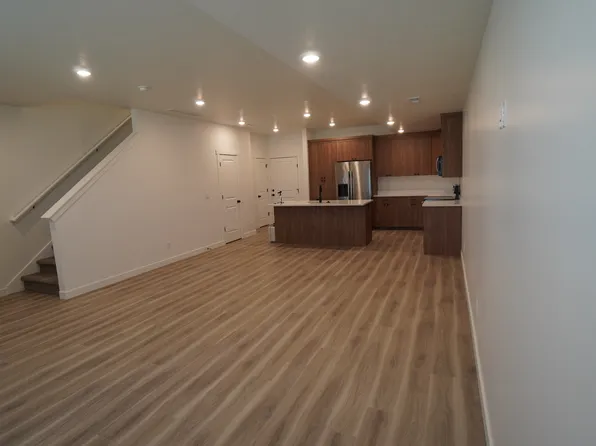 977 S Swoop Dr, Clearfield, UT 84015