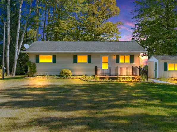 6240 Lakeshore Rd N, Palms, MI 48465