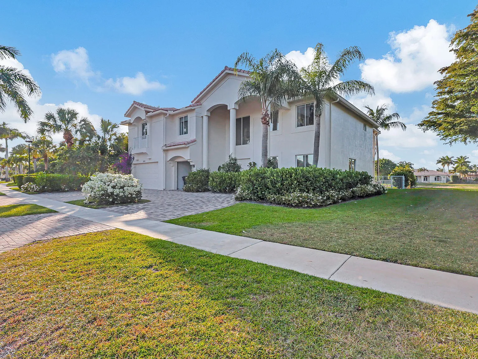 5 bed, 4.0 bath, 4177 sqft, $16,000 — Photo 2