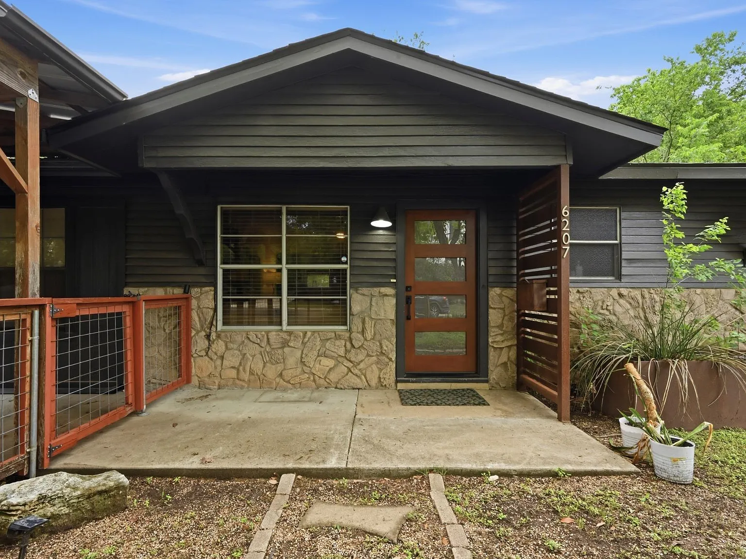 4 bed, 2.0 bath, 1170 sqft, $3,000 — Photo 1