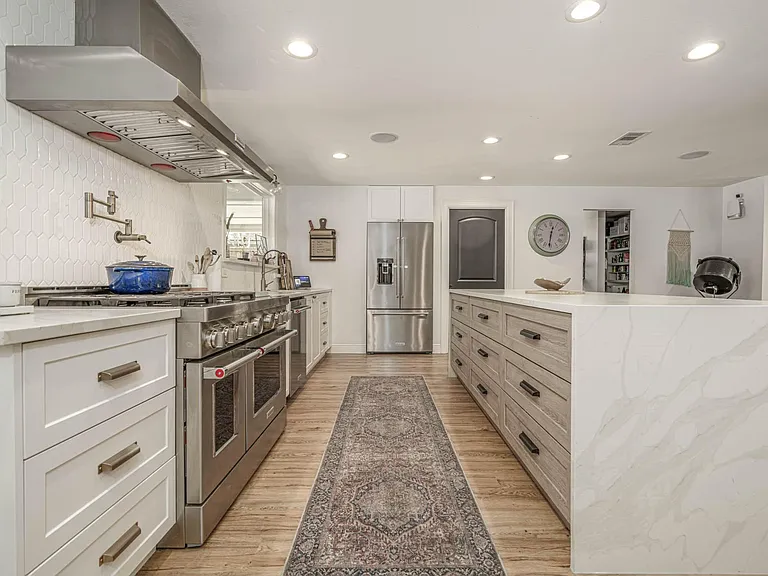 715 Thistlewood Dr — Photo 10