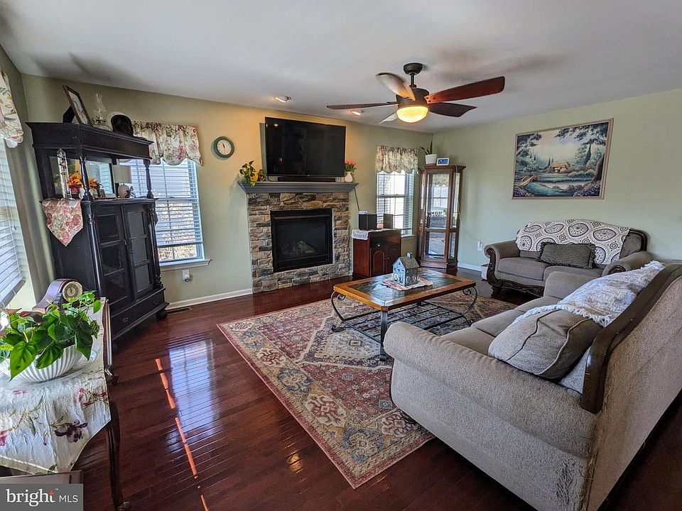 2nd image of 939 Graystone Cir