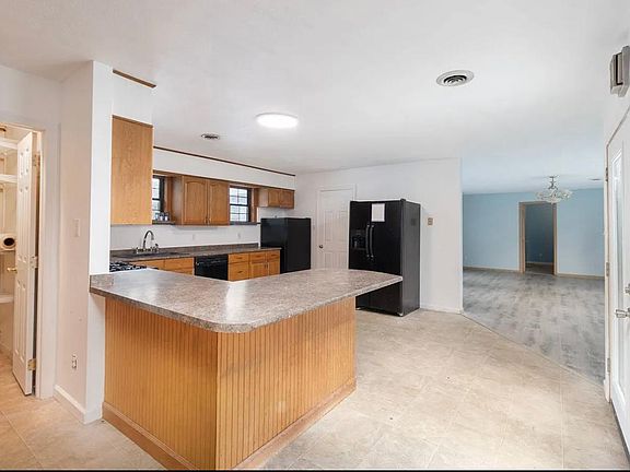 3rd image of 225 Lubbuck Ln
