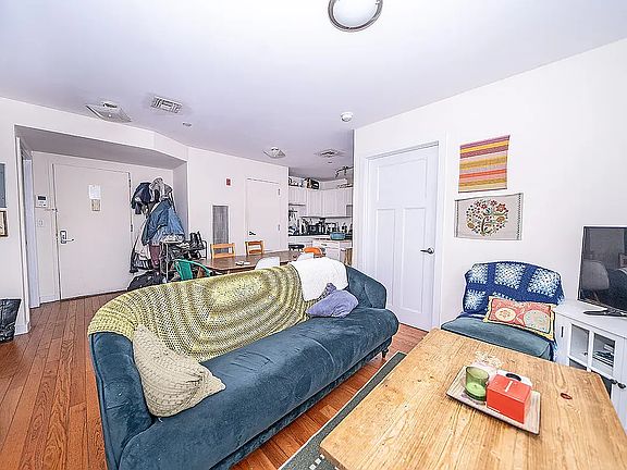 4th image of 960 Willoughby Ave APT 2R