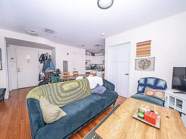960 Willoughby Ave #2R — Photo 4
