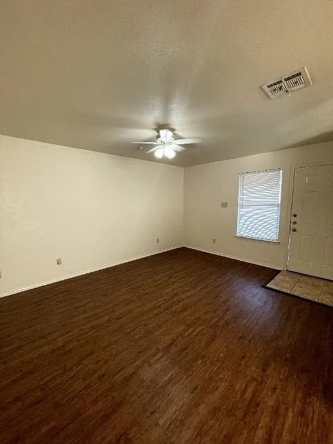 2 bed, 1.0 bath, 3072 sqft, $995 — Photo 2