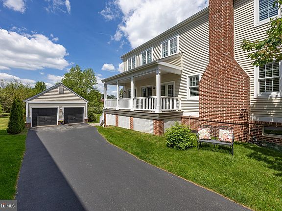 3rd image of 498 Fairmont Dr