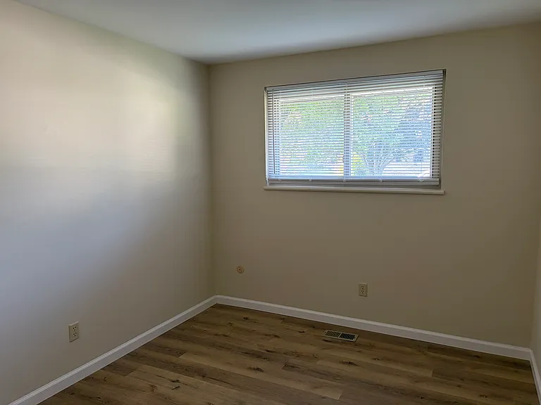6537 Highbury Rd — Photo 10