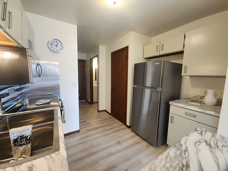 1045 Greenwood Ct — Photo 4