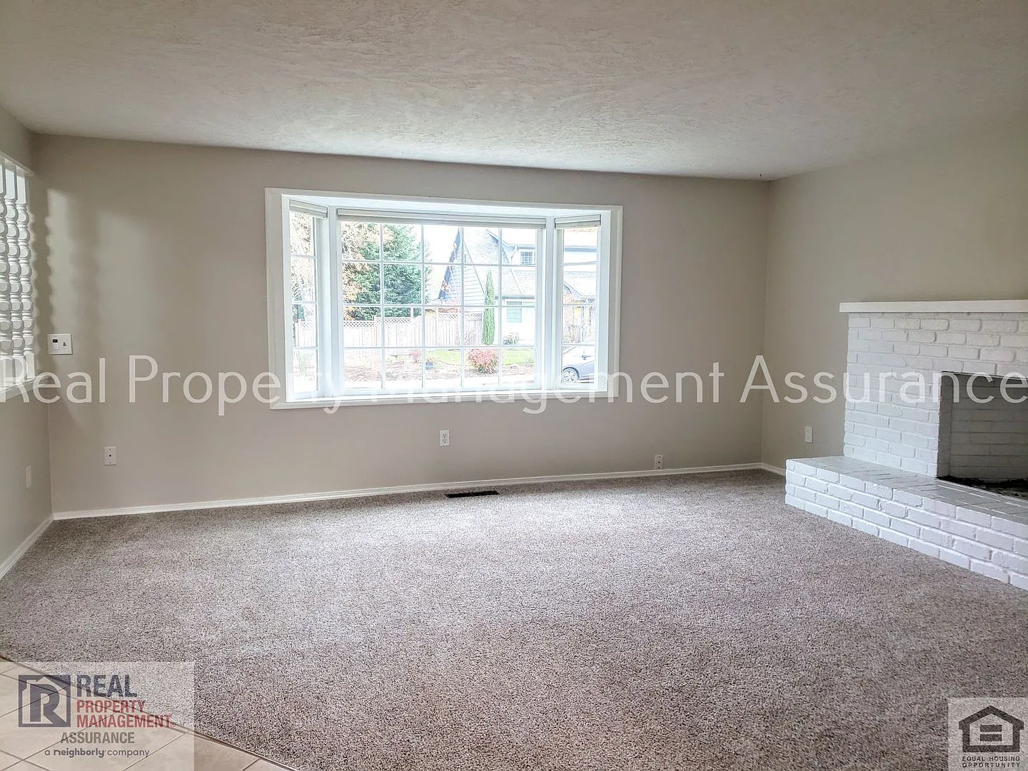 Comfortable 4BD Aloha Home with AC, Fireplace & 2-Car Garage — Photo 4