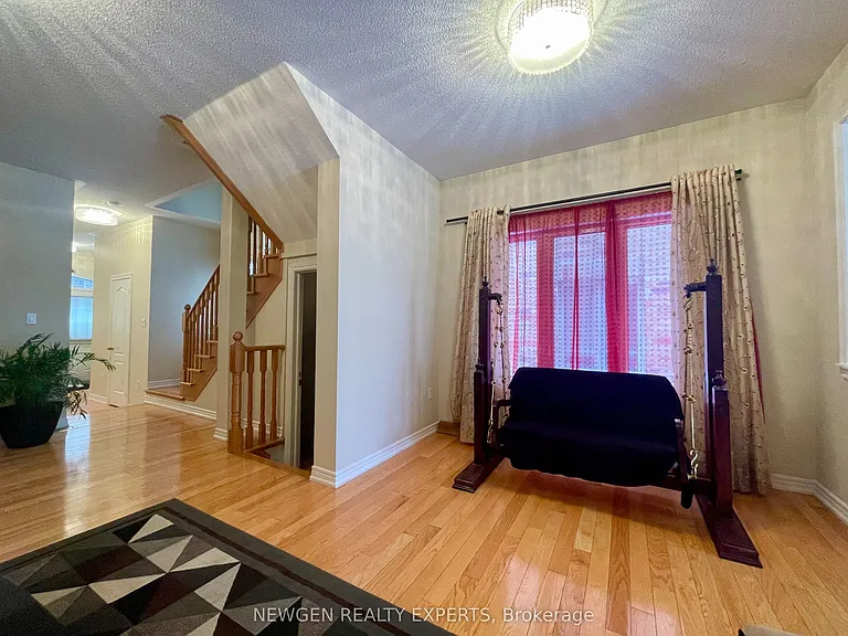 42 Crystalview Cres #UPPER — Photo 9
