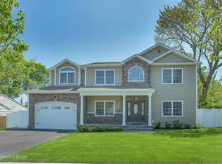 8 Raynham Dr, Syosset, NY 11791