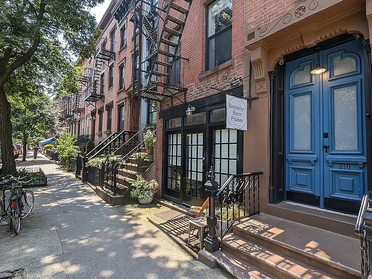 210 De Graw St #2R — Photo 1