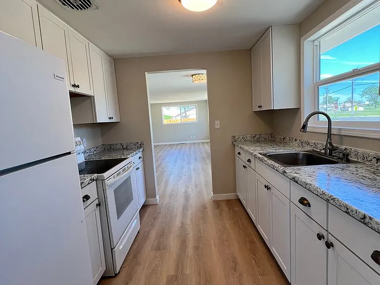 324 N Central Dr — Photo 10
