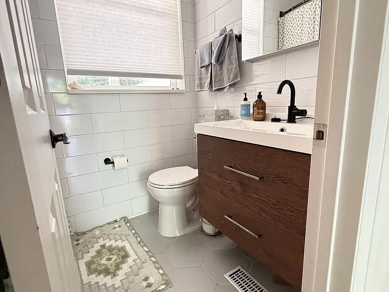 Upstairs full bathroom