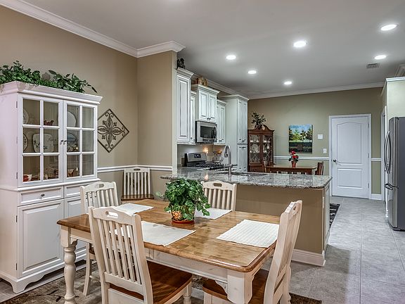 5th image of 19333 Weymouth Dr