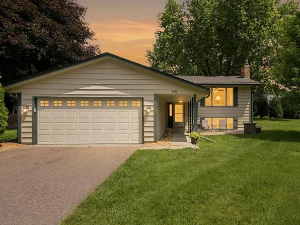 8033 Dakota Ln, Chanhassen, MN 55317