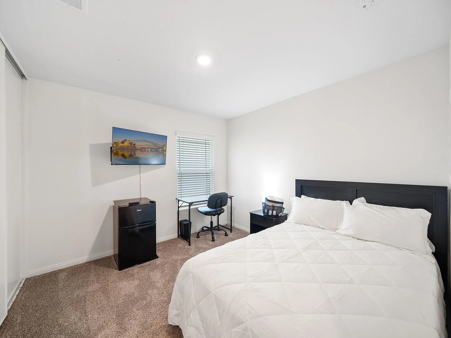 4 bed, 3.0 bath, 1853 sqft, $996 — Photo 2