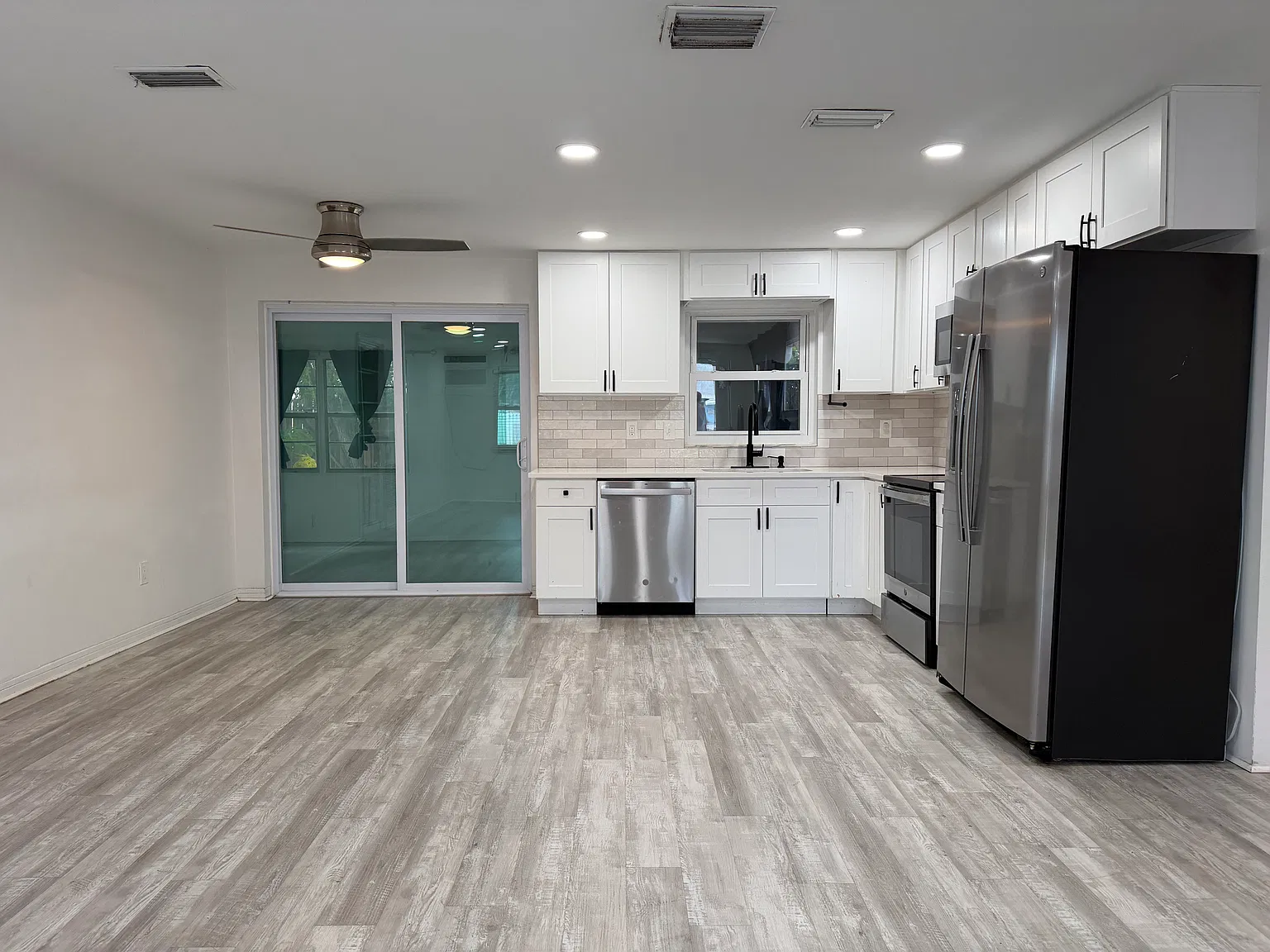 2 bed, 879 sqft, $2,000 — Photo 2
