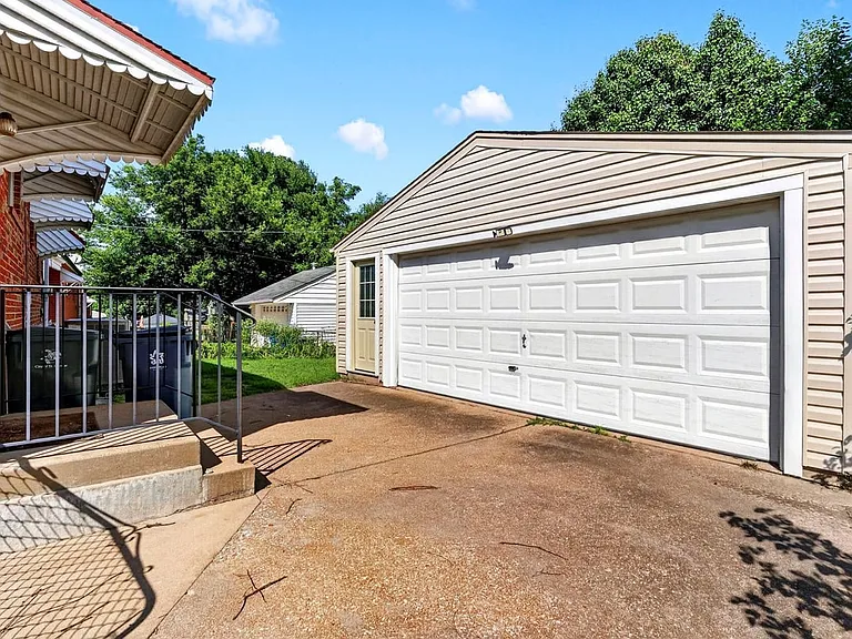 9826 Ravensbrook Dr — Photo 24