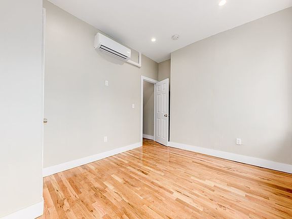 4th image of 553 Williams Ave #1