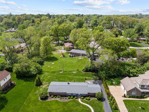 2 Sleepy Hollow Ln, Saint Louis, MO 63132