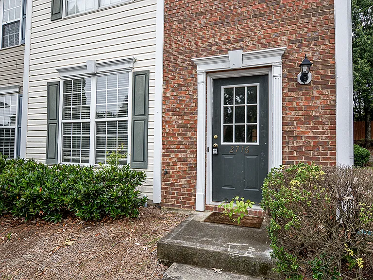 2716 Ashleigh Ln — Photo 4