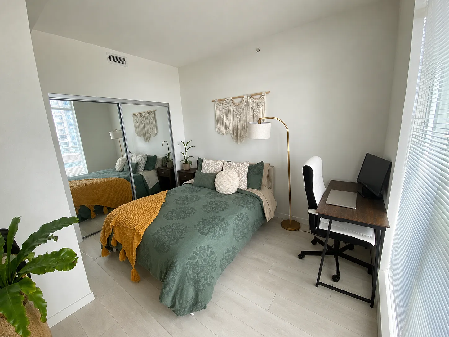 3 bed, 930 sqft, $3,450 — Photo 4
