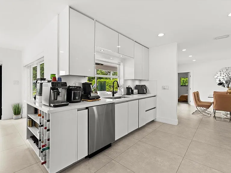 1049 W Palmetto Park Rd — Photo 13