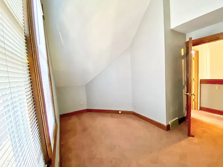2925 N Maryland Ave — Photo 16