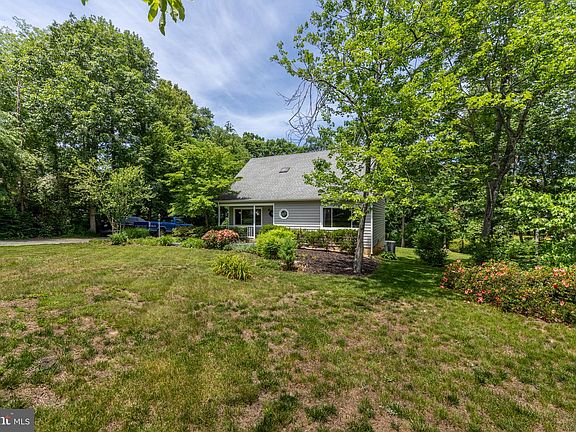 3rd image of 164 Oliver Ln