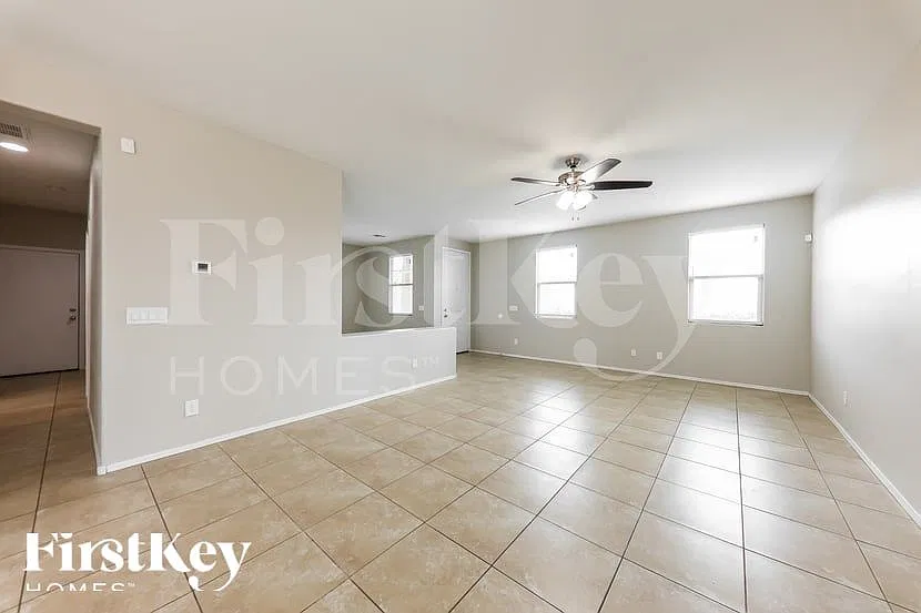 3 bed, 2.0 bath, 1581 sqft, $2,155 — Photo 3