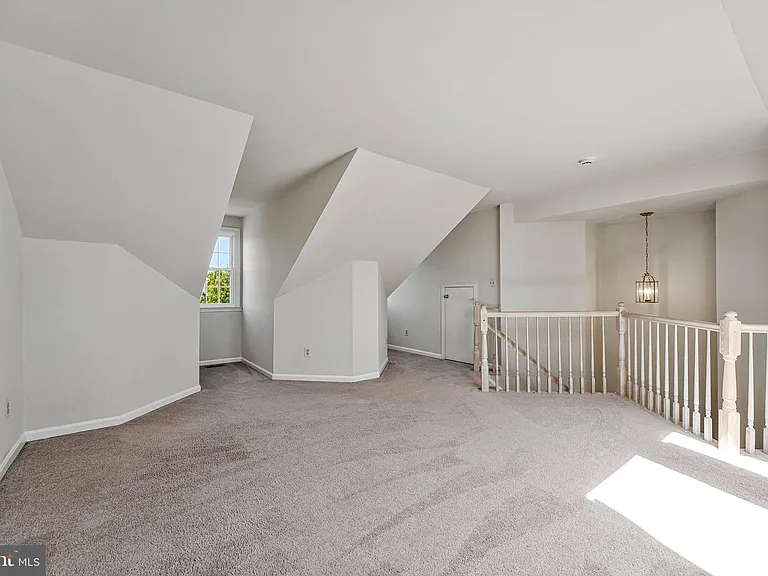 7059 Kings Manor Dr — Photo 16