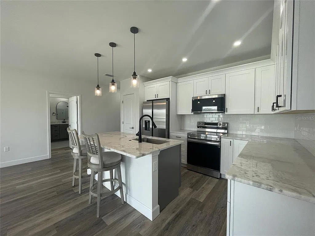 3 bed, 2.0 bath, 1308 sqft, $1,850 — Photo 2