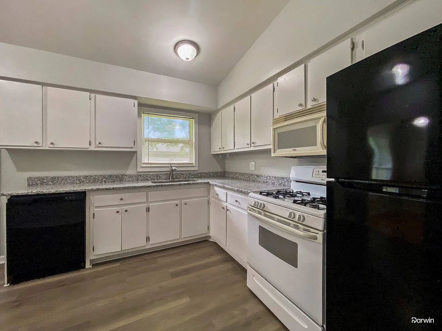 3 bed, 1.0 bath, 1082 sqft, $1,460 — Photo 4