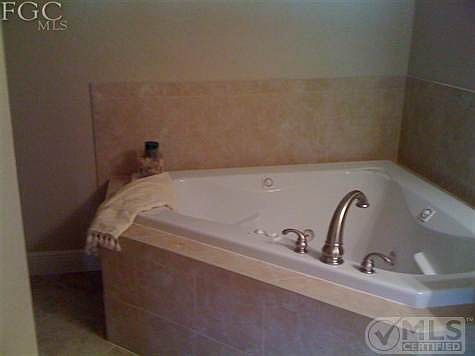 Soaking tub with jets.