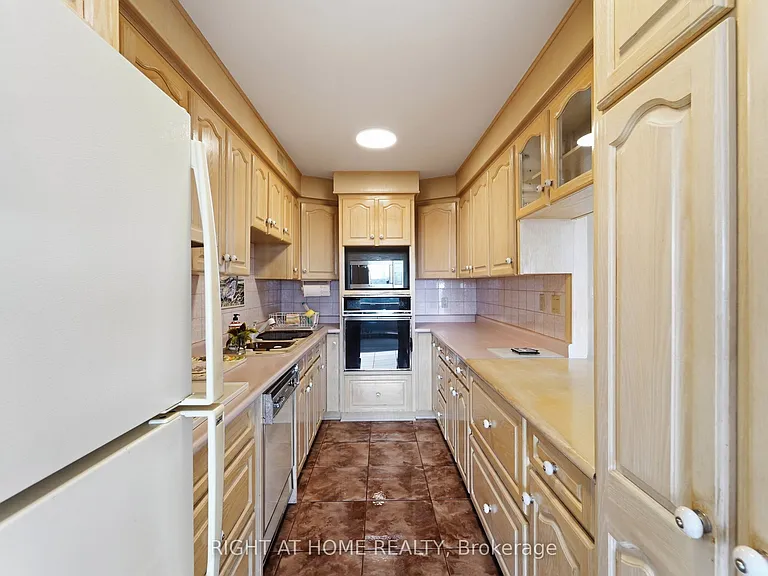240 Scarlett Rd #2011 — Photo 7