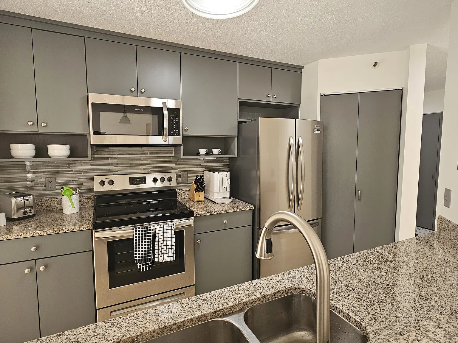 2 bed, 1040 sqft, $2,450 — Photo 4