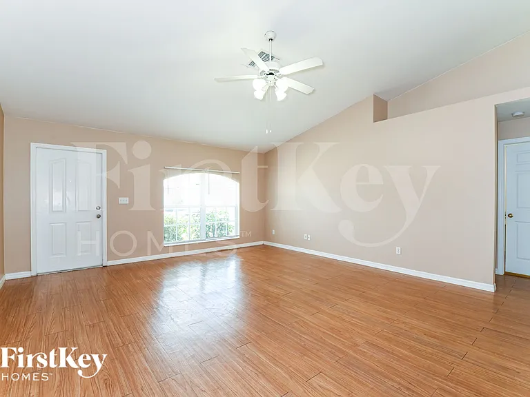 2108 NE 15th Pl — Photo 3