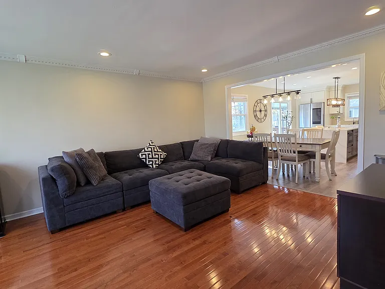1281 Harrow Cres #1 — Photo 7