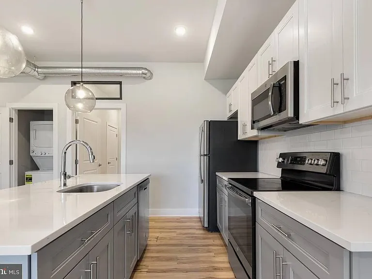 2440 Kensington Ave #203 — Photo 2