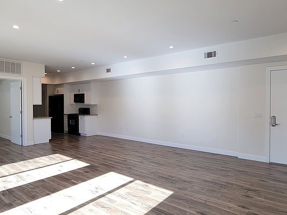 4th image of 340 N Oxford Ave #203