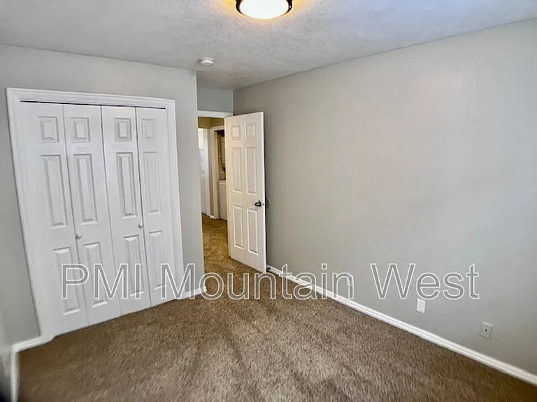 567 N 200 E #3 — Photo 23