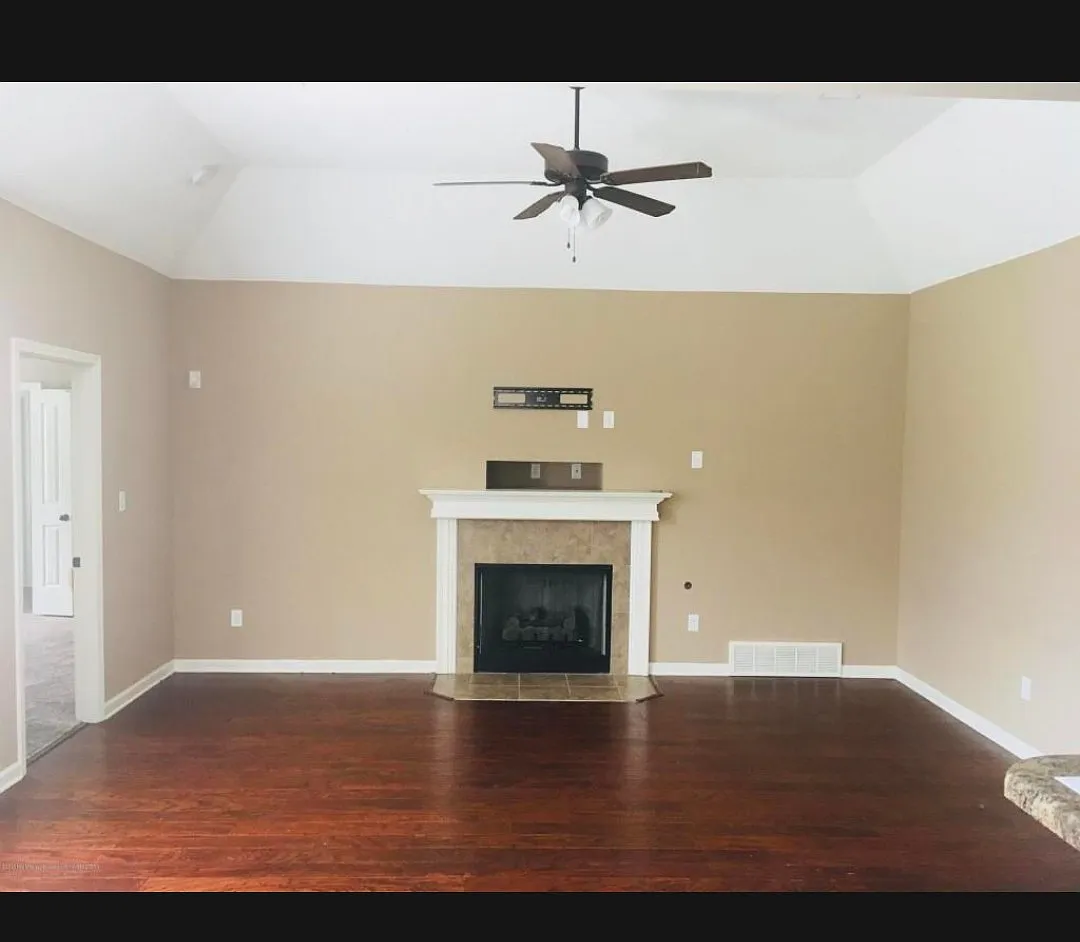 Building Photo - Goldfinch Ln